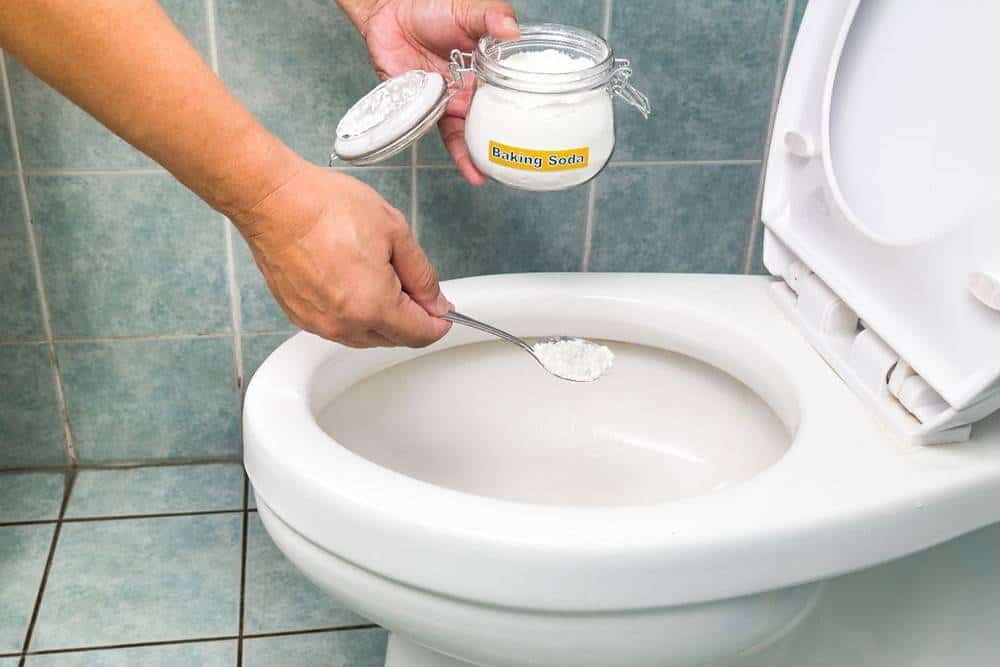 Déboucher un WC naturellement : 5 techniques